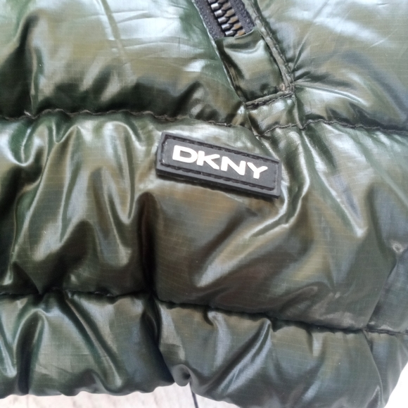 NWT DKNY Men’s Hooded Vest Jacket Puffer Sleeveless Size Small Green. - Picture 11 of 13